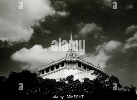 Ciel dramatique au sanctuaire bouddhiste de Golden Mount Temple à Bangkok en Thaïlande Asie du Sud-Est Extrême-Orient. Le Bouddhisme Wat montagne Wanderlust voyage B&W Banque D'Images