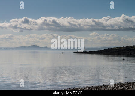 Silversands bay vu de Silver Sands Beach, South Queensferry, Edinburgh Ecosse, avec en arrière-plan Banque D'Images