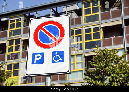 Stationnement pour handicapés en fauteuil roulant et signe ainsi et symboles d'avertissement sur un poteau les automobilistes Banque D'Images