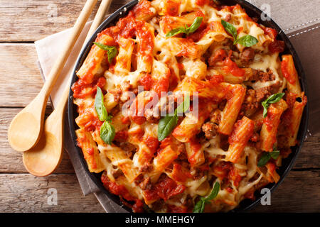 Cassolette de Pâtes ziti avec la viande hachée, les tomates, les herbes et le fromage sur une assiette. Haut horizontale Vue de dessus Banque D'Images