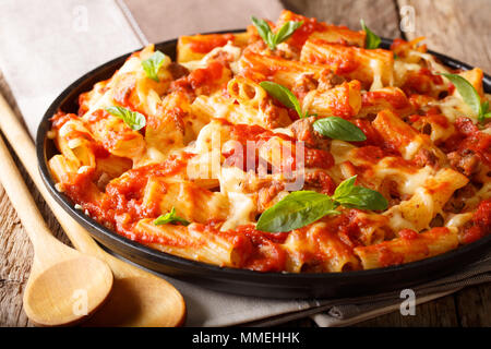 Pâtes ziti épicé avec de la viande hachée, les tomates, les herbes et le fromage sur une plaque horizontale. Banque D'Images