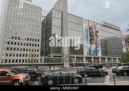 Bâtiment du siège de la Banque mondiale, Washington, DC, avec des bannières colorées au cours de réunions annuelles de printemps avec le FMI. Pennsylvania Avenue et 18th St. Banque D'Images