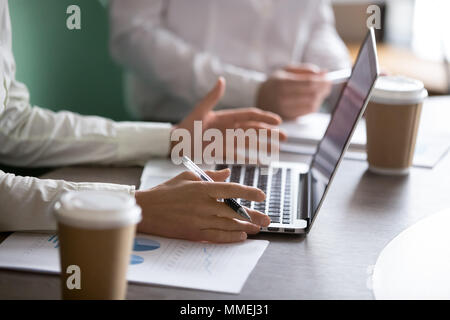 Businesswoman using laptop la présentation de rapport de projet au niveau de l'entreprise Banque D'Images