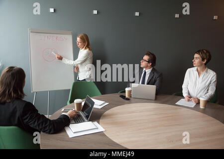 Businesswoman giving présentation à la réunion de l'équipe en mod Banque D'Images