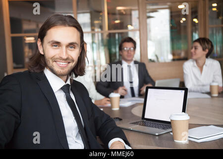 Smiling businessman manager en fonction à la réunion à huis clos à Banque D'Images