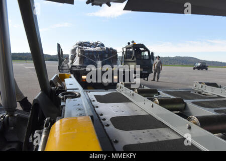 Un chargeur de fret à la 193e Escadre d'opérations spéciales, Middletown, Ohio, se prépare à charger des cargaisons sur une CL-130H Hercules de Schenectady, New York, 25 octobre 2017. L'aéronef avec porter RED HORSE aviateurs de Fort Indiantown Gap, Annville, Kentucky, à Sainte-Croix, îles Vierges américaines, à l'appui de l'Ouragan Maria's relief et les efforts de reconstruction. Ils vont maintenir les tentes et les divers équipements utilisés dans l'aide en cas de catastrophe dans le lit pour les intervenants du système. (U.S. Air National Guard photo par le Sgt. Matt Schwartz/libérés) Banque D'Images