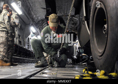 L'arrimeur du Tennessee National Guard's 164e Airlift Wing obtient un UH-60 Black Hawk à l'intérieur d'un C-17 Globemaster III, 26 octobre 2017, à la base de la Garde nationale aérienne Rickenbacker à Columbus, Ohio. L'hélicoptère et l'équipage du 1er Bataillon, 137e Régiment d'aviation se déploient à Puerto Rico pour aider dans les opérations de rétablissement à la suite de l'Ouragan Maria. La Garde nationale de l'Ohio (photo de 1er lieutenant Jordyn Sadowski) Banque D'Images