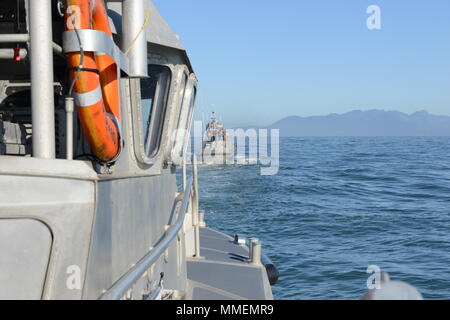 L'équipage à bord d'un moteur de 47 pieds, bateau de la vie à partir de la station de la Garde côtière canadienne Tillamook Bay, procéder à un exercice de remorquage avec un autre équipage de bateau près de Garibaldi, Ore., 26 octobre, 2017. Des exercices de remorquage et d'autres évolutions de la formation préparer l'équipage pour des scénarios de la vie réelle. Photo de la Garde côtière des États-Unis par Seaman Zane Rapelye. Banque D'Images