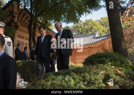 Jim Mattis (1950- ) est le 26e secrétaire à la Défense des États-Unis. Le 27 octobre 2017, il a visité le terrain présidentiel de la Maison bleue à Séoul avant de rencontrer le président Moon Jae-in de Corée du Sud. L'image d'archives documente la visite officielle à la résidence exécutive de la République de Corée. Banque D'Images