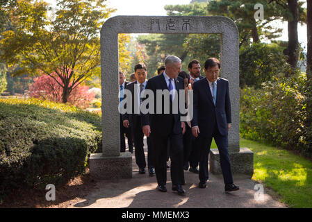 Jim Mattis (1950- ) est le 26e secrétaire à la Défense des États-Unis. Le 27 octobre 2017, il a visité le Blue House Grounds à Séoul avant une rencontre avec le président Moon Jae-in. L'image d'archives documente la visite officielle à la résidence exécutive de Corée du Sud. Banque D'Images