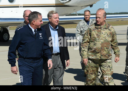 U.S. Air Force Chef de cabinet Le Général David L. Goldfein parle avec le sénateur américain Lindsey Graham et le Major-général Robert Livingston Jr., L'adjudant général, Caroline du Sud, au cours d'une visite avec la Caroline du Sud Air National Guard's 169e Escadre de chasse à la base de la Garde nationale mixte Guess, S.C., 27 octobre, 2017. C'était la première visite de Goldfein McEntire JNGB comme chef du personnel de rencontrer les aviateurs et les cadres supérieurs de l'air et de l'L.C. (chefs de la Garde nationale de l'armée. (U.S. Air National Guard photo par le Sgt. Caycee Watson) Banque D'Images