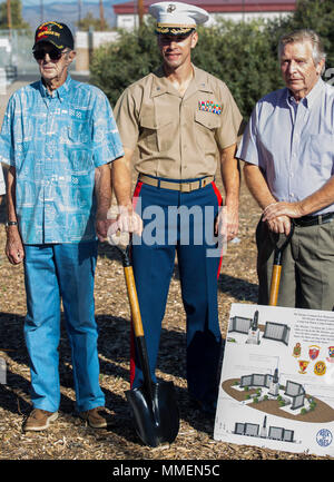 Le Lieutenant-colonel du Corps des Marines américain John Gianopoulos, centre, le directeur général du 5e Régiment de Marines, 1 Division de marines, les anciens combattants du Vietnam et participer à une cérémonie pour la construction d'un monument commémoratif de guerre du Vietnam au Marine Corps Base Camp Pendleton, en Californie, le 27 octobre 2017. Le mémorial affiche les noms des 2 706 soldats et marins tués au combat pour les trois bataillons qui compose le régiment au Vietnam. (U.S. Marine Corps photo par le Cpl. Alexander Norred) Banque D'Images