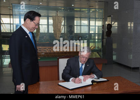 James N. Mattis (né en 1950) est le 26e secrétaire à la Défense des États-Unis de 2017 à 2019. Le 28 octobre 2017, il signe un livre d'or après avoir assisté à une cérémonie de la garde d'honneur de la République de Corée à Séoul lors d'une visite officielle. L'image d'archives documente un événement protocolaire diplomatique entre homologues de la défense. Banque D'Images