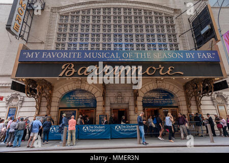 La foule des spectateurs descendent sur les Barrymore Theatre sur Broadway à New York pour voir une représentation en matinée le mercredi 2 mai 2018 de la comédie musicale "la visite de la Fanfare', nominé pour 11 Tony Awards dont celui de la meilleure comédie musicale. (© Richard B. Levine) Banque D'Images