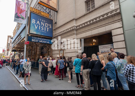 La foule des spectateurs descendent sur les Barrymore Theatre sur Broadway à New York pour voir une représentation en matinée le mercredi 2 mai 2018 de la comédie musicale "la visite de la Fanfare', nominé pour 11 Tony Awards dont celui de la meilleure comédie musicale. (© Richard B. Levine) Banque D'Images