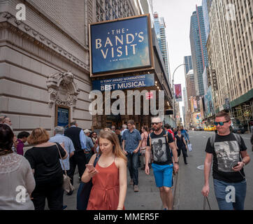 La foule des spectateurs descendent sur les Barrymore Theatre sur Broadway à New York pour voir une représentation en matinée le mercredi 2 mai 2018 de la comédie musicale "la visite de la Fanfare', nominé pour 11 Tony Awards dont celui de la meilleure comédie musicale. (© Richard B. Levine) Banque D'Images