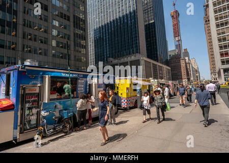 Aline de camions dans le centre de Manhattan mercredi, le 2 mai 2018. (Â© Richard B. Levine) Banque D'Images