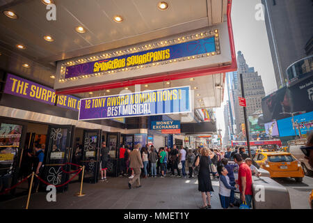 La foule des spectateurs descendre sur le Palace Theatre sur Broadway à New York pour voir une représentation en matinée le mercredi 2 mai 2018 de la comédie musicale 'Spongebob Squarepants', nominé pour 12 Tony Awards dont celui de la meilleure comédie musicale. (Â© Richard B. Levine) Banque D'Images