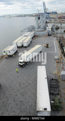 Les employés de la 597e Brigade de la marine américaine de transport ; manutention de fret 1 Bataillon de Yorktown, en Virginie, d'arme de la Marine ; l'Agence fédérale de gestion des urgences et d'autres organismes travaillent ensemble pour charger le générateur de 53 pieds remorques et autres fournitures sur le pont supérieur du transport maritime militaire de l'USNS Brittin commande at Joint Base Naval Weapons Station Charleston, S.C., le 28 octobre 2017. La 841e Trans. Bataillon, 597e Trans. Bde, au nom de la United States Transportation Command et le déploiement militaire et la répartition de la surface de commande, travaille avec la FEMA de charger des cargaisons sur le 946 Banque D'Images