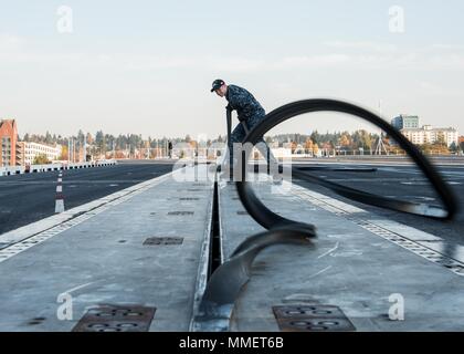 171030-N-YF227-027 Bremerton, dans l'(oct. 30, 2017) l'Aviation maître de Manœuvre (Équipement) 3 Classe Caleb Todd, de Baton Rouge, en Louisiane, supprime un bouchon en caoutchouc à partir de la catapulte quatre tandis que des interventions de maintenance sur l'envol du USS JOHN C. STENNIS (CVN 74). John C. Stennis est dans le port pour les opérations futures de formation après avoir terminé d'envol et de certification des qualifications de l'opérateur. (U.S. Photo par marine Spécialiste de la communication de masse de 3e classe William Ford/libérés) Banque D'Images