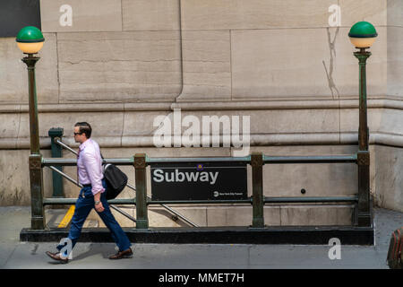 Entrée de la Broad Street en face du Federal Hall dans le Lower Manhattan à New York, le jeudi 26 avril 2018. (Â© Richard B. Levine) Banque D'Images