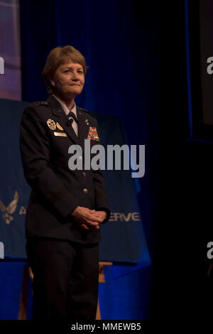 Le lieutenant général de l'US Air Force Maryanne Miller, le chef de la Réserve aérienne, siège U.S. Air Force, Washington, D.C., et commandant de l'Air Force Reserve Command, Robins Air Force Base, Ga., parle au cours d'une allocution à la citerne de transport aérien Association Symposium au Marriott World Center d'Orlando, en Floride, le 27 octobre 2017. Miller a parlé de l'impact de la force totale de réserve et le personnel en service actif a eu et continue d'avoir, sur l'Armée de l'air. (U.S. Air Force photo par un membre de la 1re classe Rito Smith) Banque D'Images