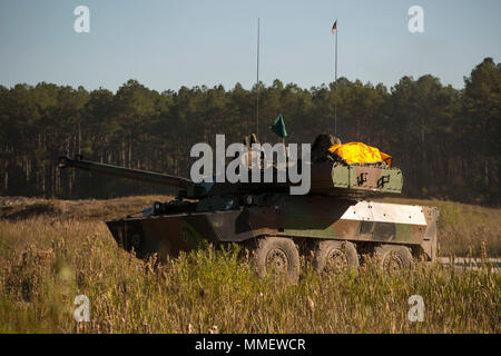 Un AMX-10RC se prépare à descendre le feu au cours d'une gamme bilatérales du réservoir pendant l'exercice Bold Alligator 17 au Camp Lejeune, N.C., 27 octobre, 2017. Bold Alligator est conçu pour mettre en valeur les capacités de l'équipe de Navy-Marine Corps et démontrer notre cohésion avec les pays alliés. Les Marines des États-Unis et Légion étrangère française s'est associé à la réalisation d'une série de bataille de chars des perceuses. Banque D'Images