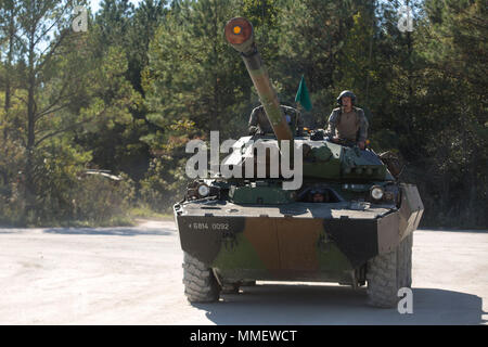 Un AMX-10RC se prépare à commencer bataille de chars exercices pendant un intervalle bilatéral pour faire de l'exercice Bold Alligator 17 au Camp Lejeune, N.C., 27 octobre, 2017. Bold Alligator est conçu pour mettre en valeur les capacités de l'équipe de Navy-Marine Corps et démontrer notre cohésion avec les pays alliés. Les Marines des États-Unis et Légion étrangère française s'est associé à la réalisation d'une série de bataille de chars des perceuses. Banque D'Images