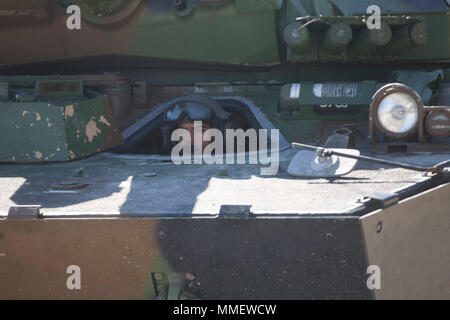 Un soldat français contribue à l'AMX-10RC lors de bataille de chars exercices pendant un accord bilatéral dans le cadre d'un projet de Bold Alligator 17 au Camp Lejeune, N.C., 27 octobre, 2017. Bold Alligator est conçu pour mettre en valeur les capacités de l'équipe de Navy-Marine Corps et démontrer notre cohésion avec les pays alliés. Les Marines des États-Unis et Légion étrangère française s'est associé à la réalisation d'une série de bataille de chars des perceuses. Banque D'Images