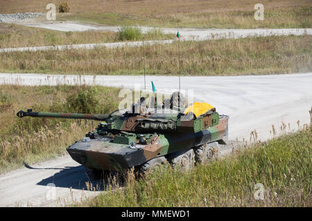 Un AMX-10RC se prépare à descendre le feu au cours d'une gamme bilatérales du réservoir pendant l'exercice Bold Alligator 17 au Camp Lejeune, N.C., 27 octobre, 2017. Bold Alligator est conçu pour mettre en valeur les capacités de l'équipe de Navy-Marine Corps et démontrer notre cohésion avec les pays alliés. Les Marines des États-Unis et Légion étrangère française s'est associé à la réalisation d'une série de bataille de chars des perceuses. Banque D'Images