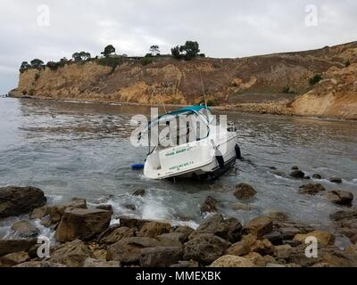 La Garde côtière et les organismes partenaires ont répondu à une prise de 30 pieds Bayliner qui s'échoue sur le Christmas Tree Cove, près de Palos Verdes, Californie le 31 octobre 2017. Des intervenants de la pollution du secteur de la Garde côtière Los Angeles-Long Beach travaillent actuellement avec le propriétaire pour s'assurer que des mesures appropriées sont prises pour réduire la menace de pollution. Le personnel de la Garde côtière et aider les organismes continueront de surveiller jusqu'à ce que la réponse est complète. (U.S. Photo de la Garde côtière canadienne par le maître de 3e classe' DaVonte moelle) Banque D'Images