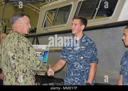 STENNIS SPACE CENTER, au Mississippi - Arrière Adm. Sean Buck, Southern Command/4e commandant de la flotte, présente une pièce de commande au lieutenant Brandon Adams de l'équipe de l'enquête de la flotte pour son travail dans le travail de secours après l'ouragan l'ouragan Maria dans les Caraïbes. Buck a fait les présentations au cours d'une visite à l'actif de l'océanographie opérationnelle à Stennis. (U.S. Photo par George Lammons marine) Banque D'Images