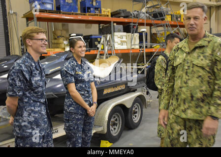 STENNIS SPACE CENTER, au Mississippi Adm arrière. Sean Buck, commandant du Commandement Sud des États-Unis/4e Flotte, présente des pièces de commande pour AG2 Jesse Osborne et le lieutenantj.g. Sierra Bollinger (l-r) l'ensemble de l'équipe enquête sur la flotte pour leur travail dans l'Hurrican Maria soulagement. Buck a fait les présentations au cours d'une visite de l'océanographie opérationnelle actifs à Stennis. (U.S. Photo de la marine) Banque D'Images