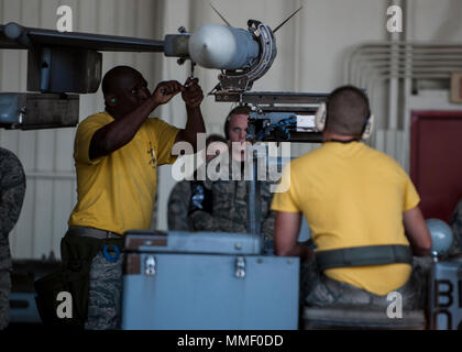 Le sergent de l'US Air Force. Marcus Knight, et d'un membre de la 1re classe Joshua Cartlidge, les deux armes de l'Unité de maintenance d'aéronefs 80e charger des membres de l'équipage, de participer à un concours de la charge d'armes à Kunsan Air Base, République de Corée, 20 octobre 2017. Le 8e Groupe de maintenance de l'équipe de normalisation d'armes a été l'hôte de la compétition pour mettre en valeur les compétences et les capacités de chaque unité de maintenance d'aéronefs ainsi que de promouvoir l'esprit de corps. (U.S. Photo de l'Armée de l'air par le sergent. Victoria H. Taylor) Banque D'Images