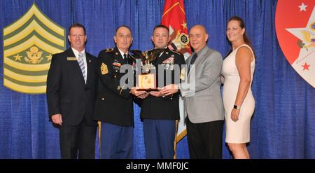 1er Sgt. Scott Tate, le premier sergent avec la 55e Compagnie de Police Militaire, Camp Casey, 94e Bataillon de la Police militaire, Camp Humphreys, 19e Commandement de soutien expéditionnaire, Camp Henry, Corée, reçoit le sergent-major 2017 Larry L. Strickland Educational Leadership Award pour le E-8 et E-9 catégorie au cours d'une cérémonie de remise de prix à l'Association de l'armée des États-Unis réunion annuelle tenue le 11 octobre à Washington, District de Columbia. (U.S. Photo courtoisie de l'armée) Banque D'Images