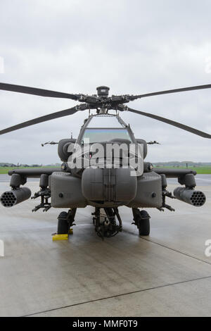 Vue frontale d'un hélicoptère Apache AH-64 avec la 1st Air Cavalry Brigade, Division de cavalerie, en exposition statique pour une journée des médias sur la base aérienne de Chièvres, Belgique, le 24 octobre 2017. 77 hélicoptères et 300 militaires avec le 1er PBR organisé sur la base aérienne de Chièvres avant d'aller de l'avant vers l'Allemagne, la Lettonie, la Roumanie et la Pologne dans le cadre de l'opération Atlantic résoudre. (U.S. Photo de l'armée par Visual Spécialiste de l'information, Pierre-Etienne Courtejoie) Banque D'Images