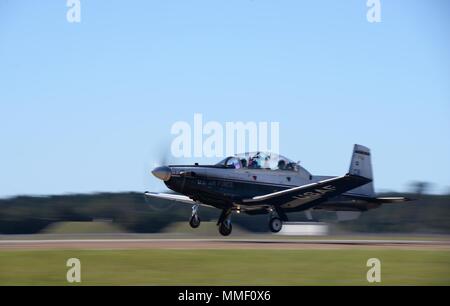 Un T-6A Texan II se prépare à la terre au cours de l'événement pousse la Turquie le 26 octobre 2017, sur la base aérienne de Columbus, Mississippi. Les tâches des concurrents pendant leur fuite et avaient leurs débarquements évaluées pour tester leurs capacités de l'aviation dans le T-6, le T-1A Jayhawk et le T-38 Talon. (U.S. Air Force photo par un membre de la 1re classe Keith Holcomb) Banque D'Images