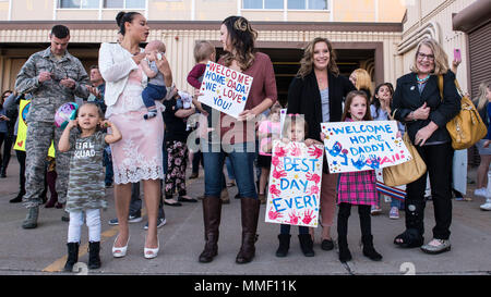 Les membres de la famille et les amis attendent 729e Air Control Squadron aviateurs pour débarquer à Hill Air Force Base, en Utah, le 25 octobre 2017. Le 729e ACS de rentrer d'un déploiement de 6 mois pour l'Asie du Sud Ouest. (U.S. Air Force photo par Paul Holcomb) Banque D'Images