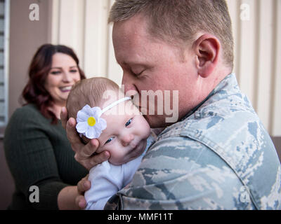 Le s.. Derek Schmidt, 729e Escadron de l'air, répond à ses 4 mois, Evelyn, en personne pour la première fois à Hill Air Force Base, en Utah, le 25 octobre 2017, alors que son épouse, Stéphanie, les regarde. Schmidt, en compagnie de 60 autres aviateurs ACS 729e, de revenir d'un déploiement de 6 mois pour l'Asie du Sud Ouest. (U.S. Air Force photo par Paul Holcomb) Banque D'Images