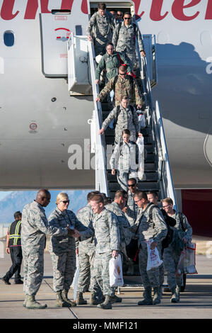 Aviateurs affecté à la 729e Air Control Squadron débarquer à Hill Air Force Base, en Utah, le 25 octobre 2017. Soixante et un 729e ACS aviateurs retournent dans leur pays après un déploiement de 6 mois pour l'Asie du Sud Ouest. (U.S. Air Force photo par Paul Holcomb) Banque D'Images