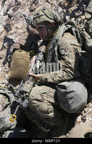 Un soldat américain affecté au 1er Bataillon, 41e Régiment d'artillerie, 1e Brigade Combat Team, 3ème Division d'infanterie, les scouts d'ennemis au cours de l'action décisive 18-01 Rotation au Centre National d'entraînement à Fort Irwin, en Californie, le 22 octobre 2017. (U.S. Photo de l'armée par la CPS. Daniel Parrott, Operations Group, National Training Center) Banque D'Images