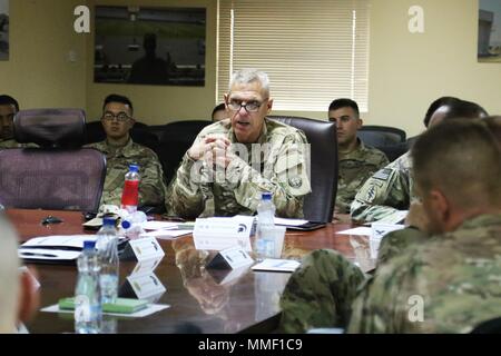 Le Général Victor Braden, général commandant, 35e Division d'infanterie, la Garde nationale du Kansas, dirige une discussion au cours de cette journée de séminaire juridique 27. oct. Hébergé par 35e Inf. Div. Le personnel du bureau du Juge-avocat, l'événement comprenait des avocats déployés en appui à l'opération Bouclier spartiate dans toute la région du Golfe. Les participants ont été en mesure de gagner leurs unités de formation continue, tout en se tenant au courant des questions juridiques relatives à l'armée. (U.S. Photo de l'armée par le sergent. Tina Villalobos) Banque D'Images