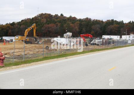 Catamount Constructors, travailleurs avec Inc. de Lakewood, Colorado, continuer la construction du Fort McCoy Point de contrôle d'accès, 30 octobre 2017 Projet de Fort McCoy, Wisconsin (Etats-Unis) un contrat de 9,9 millions de dollars pour la nouvelle construction a été attribué en mai 2017 à l'intermédiaire de la Catamount Constructors Inc. U.S. Army Corps of Engineers, qui gère le contrat. La description du projet indique la construction inclut la construction d'un nouveau contrôle d'identité avec un nouveau gardien ; bureau ; recherche et développement ; les auvents d'inspection et de la construction de nouvelles routes, parking, éclairage et feux de circulation. Banque D'Images