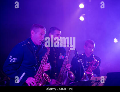 Le s.. Brian Connolly, le sergent-chef. John Dawson et le sergent. Caleb Brinkley, toutes les forces aériennes des États-Unis en Europe, les saxophonistes bande jouent un sax soli dans "In the Mood" lors d'un spectacle à Kharkiv, Ukraine, le 31 octobre 2017. La visite souligne l'appui américain à l'indépendance de l'Ukraine, le développement démocratique, la prospérité et la sécurité. (U.S. Photo de l'Armée de l'air par le capitaine Elias Zani/libérés) Banque D'Images