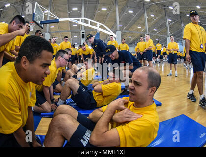 171028-N-IY633-214 GRANDS LACS, Illinois (oct. 28, 2017) Recrute la course à un sit-up compétition à recruter des commandes Formation gymnase, Freedom Hall. Recruter des divisions s'affrontent dans 10 différents événements de remise en forme pour gagner la coupe des capitaines et la possibilité d'afficher le drapeau de la coupe des capitaines à leur laissez-passer en revue. (U.S. Photo par marine Spécialiste de la communication de masse 1re classe Amanda S. Kitchner/libérés) Banque D'Images