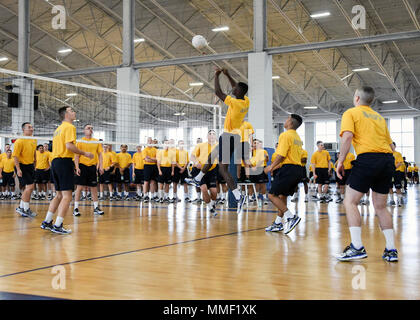 Grands Lacs, Illinois (oct. 28, 2017) - jouer au volley-ball au quartier général d'entraînement des recrues, gymnase, Freedom Hall. Recruter des divisions s'affrontent dans 10 différents événements de remise en forme pour gagner le Captain'S Cup et la possibilité d'afficher le Captain'S Cup Drapeau à leur laissez-passer en revue. (U.S. Photo par marine Spécialiste de la communication de masse 1re classe Amanda S. Kitchner/libérés) Banque D'Images