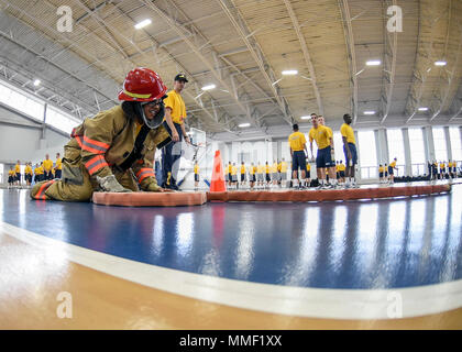 171028-N-IY633-104 GRANDS LACS, Illinois (oct. 28, 2017) Un recruter un flexible pendant l'incendie bobines exercices de vitesse l'incendie à la formation des recrues, gymnase Commandes Freedom Hall. Recruter des divisions s'affrontent dans 10 différents événements de remise en forme pour gagner la Coupe du capitaine et l'occasion d'afficher le drapeau de la Coupe du capitaine à leur laissez-passer en revue. (U.S. Photo par marine Spécialiste de la communication de masse 1re classe Amanda S. Kitchner/libérés) Banque D'Images