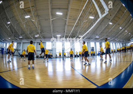 Grands Lacs, Illinois (oct. 28, 2017) - jouer au volley-ball au quartier général d'entraînement des recrues, gymnase, Freedom Hall. Recruter des divisions s'affrontent dans 10 différents événements de remise en forme pour gagner le Captain'S Cup et la possibilité d'afficher le Captain'S Cup Drapeau à leur laissez-passer en revue. (U.S. Photo par marine Spécialiste de la communication de masse 1re classe Amanda S. Kitchner/libérés) Banque D'Images