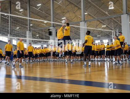 171028-N-IY633-053 GRANDS LACS, Illinois (oct. 28, 2017) Recrute jouer au volley-ball à la formation des recrues, gymnase Commandes Freedom Hall. Recruter des divisions s'affrontent dans 10 différents événements de remise en forme pour gagner la Coupe du capitaine et l'occasion d'afficher le drapeau de la coupe des capitaines à leur laissez-passer en revue. (U.S. Photo par marine Spécialiste de la communication de masse 1re classe Amanda S. Kitchner/libérés) Banque D'Images