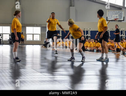 Grands Lacs, Illinois (oct. 28, 2017) - participer à une course de relais au quartier général d'entraînement des recrues, gymnase, Freedom Hall. Recruter des divisions s'affrontent dans 10 différents événements de remise en forme pour gagner le Captain'S Cup et la possibilité d'afficher le Captain'S Cup Drapeau à leur laissez-passer en revue. (U.S. Photo par marine Spécialiste de la communication de masse 1re classe Amanda S. Kitchner/libérés) Banque D'Images